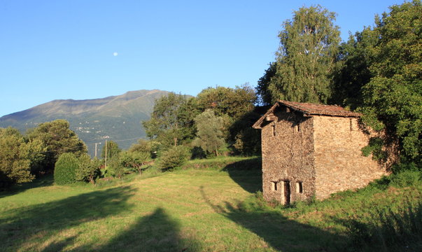 Vecchia cascinetta in Olgiasca al mattino