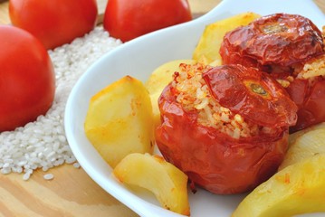 Pomodori ripieni di riso con patate al forno