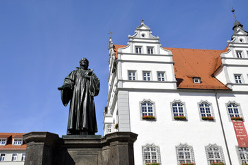 Fototapeta na wymiar Wittenberg Melanchthon pomnik przed ratuszem