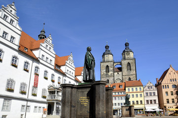 Wittenberg Marktplatz mit Kirche und Denkmal