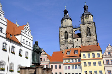 Fototapeta na wymiar Wittenberg Rynek z kościołem i pomnik
