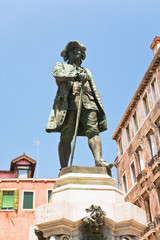 Fototapeta na wymiar Pomnik dramaturga Carlo Goldoni, Wenecja