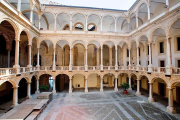 Meubelstickers binnenplaats van Palazzo Reale in Palermo © vvoe