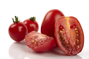 Nahaufnahme Roma Tomate ganz-halb-viertel