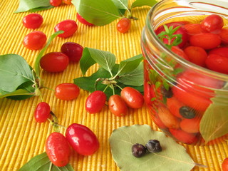 Eingelegte Kornelkirschen