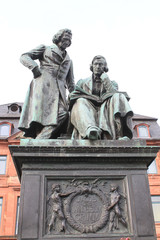 Fototapeta na wymiar Pomnik, Nieustraszeni bracia Grimm: Jacob, William, w Hanau