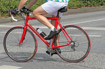Fototapeta na wymiar czerwony rower szosowy