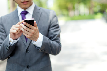 スマートフォン 男性 メンズ 若い ビジネスマン ビジネスシーン