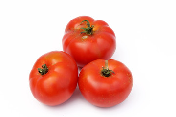 Tomates rojos ecol&oacute;gicos de huerto aislados