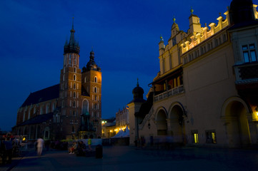 Fototapeta na wymiar Marienkirche und Tuchhallen - Krakau - Polen