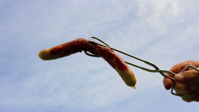 Bratwurst wird hoch gehalten