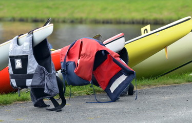Schwimmwesten hängen über dem Boot