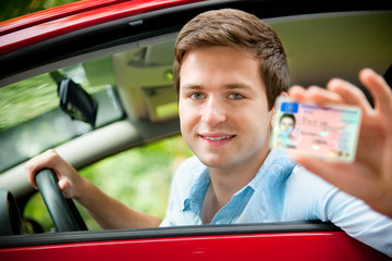 Jugendlicher mit neuem Auto und Führerschein