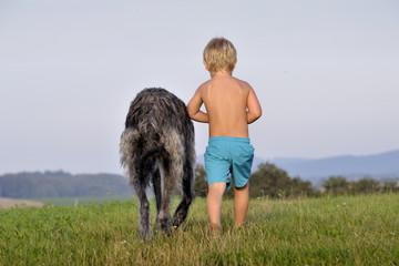 Kind geht mit Hund spazieren