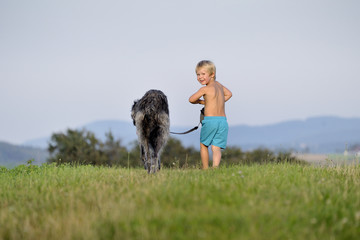 Kind mit Hund, sich entferndend