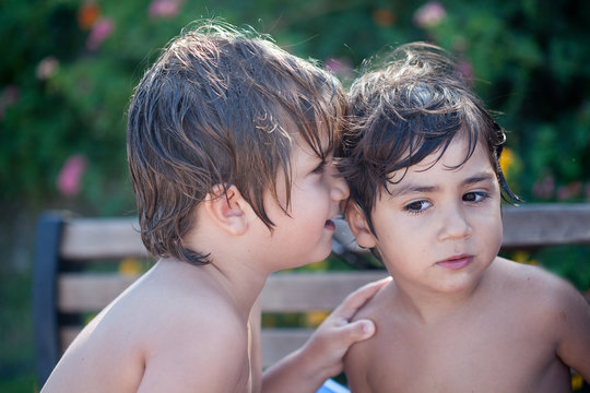 bambini che si confidano