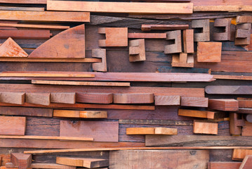 Wall made of different sizes of cut wood.