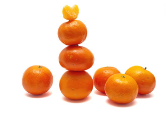 Conjunto de mandarinas sobre fondo blanco