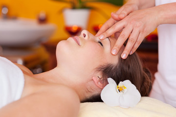 Obraz na płótnie Canvas entspannte frau während der massage