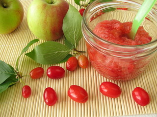 Konfitüre mit Apfel und Kornelkirsche