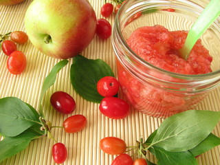 Konfitüre mit Apfel und Kornelkirsche