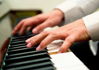 Obraz premium Male hands playing the piano