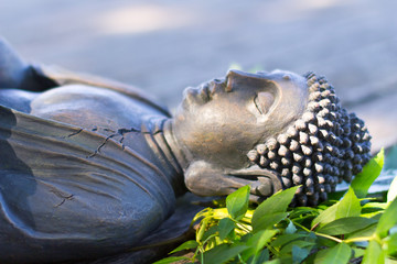 Buddha liegend in der Sonne