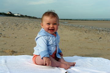sourire de bébé sur la plage