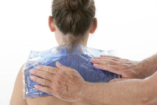 Pose d'une compresse chaude