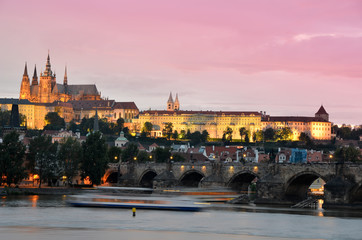 Dans la ville de Prague la nuit