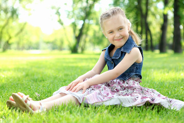 Fototapeta na wymiar Portrait of a little girl in the park