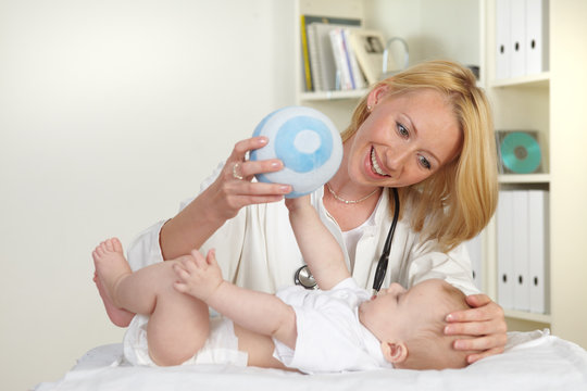 kinder&auml;rztin untersucht baby