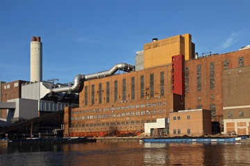 Heizkraftwerk am Wasser