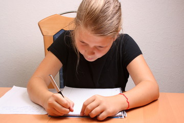 M&auml;dchen bei den Hausaufgaben