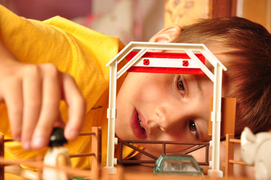 Junge spielt im Kinderzimmer