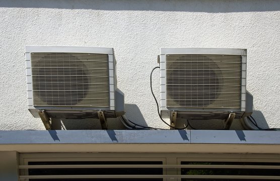 deux climatiseurs ext&eacute;rieurs