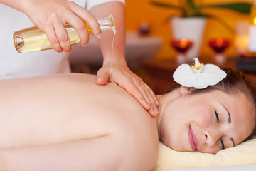 Obraz na płótnie Canvas masaż relaksacyjny z olejkiem