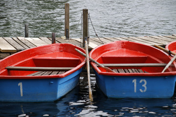 Blau-rote Ruderboote an einem Steg