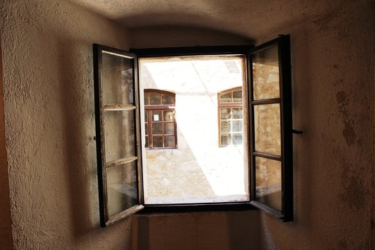 Blick durch das Fenster in Nehaj