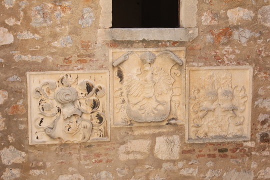 Wappen im Innenhof