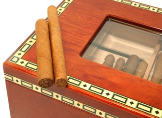 Naklejka premium Two cigars on a humidor box