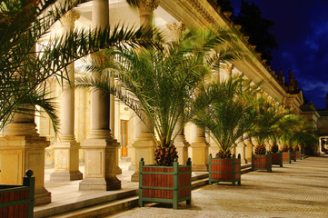 Karlovy Vary Muehlenkollonade Nacht 03