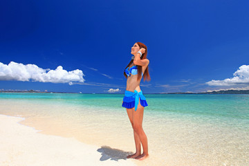 波打ち際に立ちリラックスしている女性