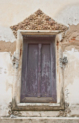 Fototapeta na wymiar Stare okna drewniane
