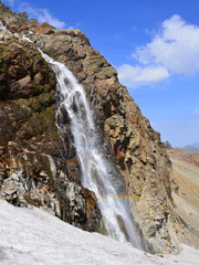 Fototapeta na wymiar wodospad widokiem Silvretta