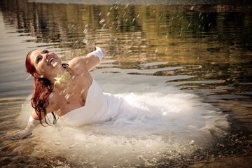 heureuse mariée dans l'eau de la rivière