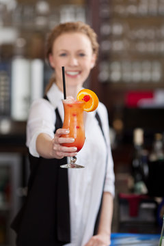 l&auml;chelnde barkeeperin mit cocktail