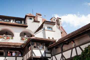 Fototapeta na wymiar Turyści odwiedzający zamek Draculi