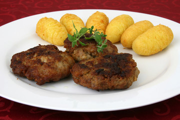 Faschierte Laibchen mit Kroketten