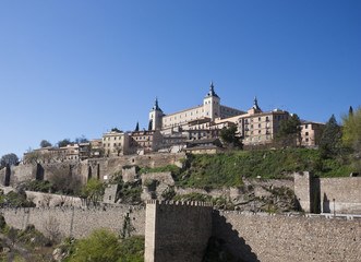Obraz premium View of the Alcazar Castle and the Old Town of Toledo, Spain
